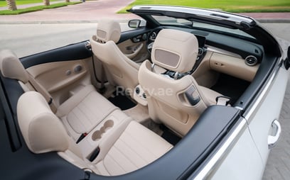 أبيض Mercedes C300 cabrio للإيجار في Dubai 4