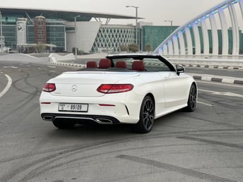 Белый Mercedes C Class в аренду в Abu-Dhabi 0