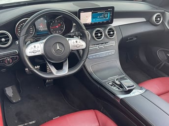 Weiß Mercedes C Class zur Miete in Abu-Dhabi 1