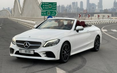 أبيض Mercedes C Class للإيجار في Abu-Dhabi