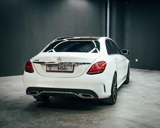 Blanco Mercedes C200 en alquiler en Dubai 0