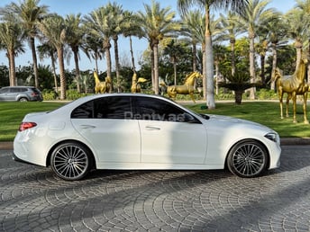 Blanco Mercedes C200 en alquiler en Dubai 1