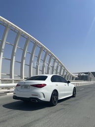 Blanco Mercedes C Class en alquiler en Abu-Dhabi 1