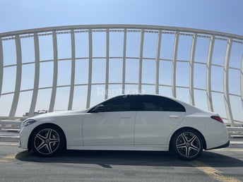 Weiß Mercedes C Class zur Miete in Abu-Dhabi 2