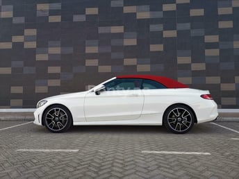 Blanc Mercedes C200 Convertible en location à Abu-Dhabi 0