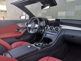 أبيض Mercedes C200 Convertible للإيجار في Sharjah 1