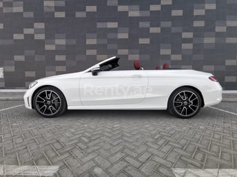 أبيض Mercedes C200 Convertible للإيجار في Dubai 2