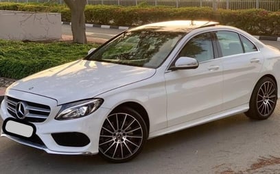 Weiß Mercedes C200 zur Miete in Dubai