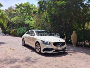 أبيض Mercedes CLA للإيجار في Dubai 0