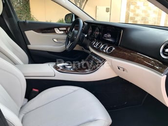 Weiß Mercedes E Class zur Miete in Dubai 1