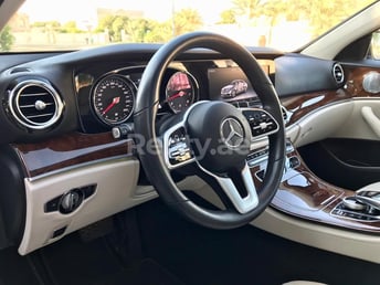 Weiß Mercedes E Class zur Miete in Sharjah 2