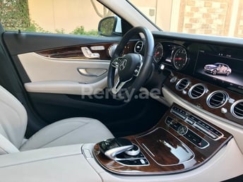 أبيض Mercedes E Class للإيجار في Abu-Dhabi 5