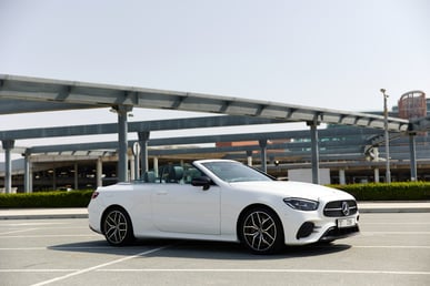 Белый Mercedes E200 Cabrio в аренду в Dubai 0