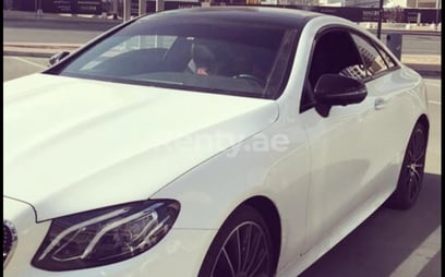 Weiß Mercedes E300 zur Miete in Sharjah