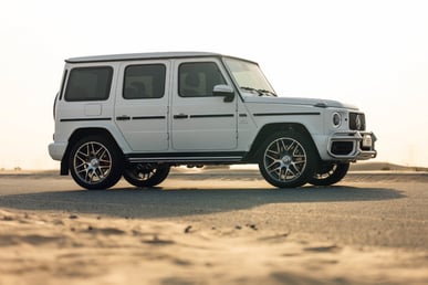 Blanc Mercedes G63 AMG en location à Abu-Dhabi 1