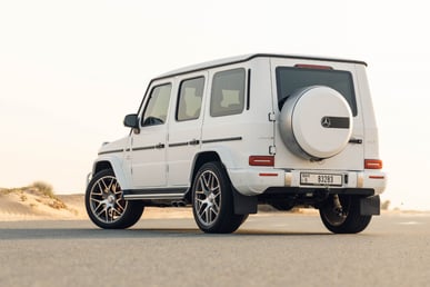 أبيض Mercedes G63 AMG للإيجار في Dubai 2