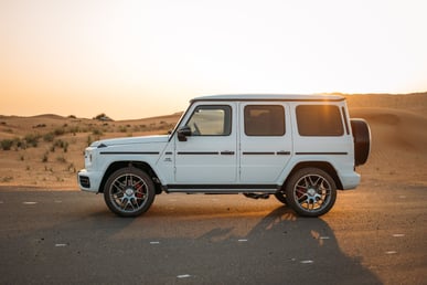 Белый Mercedes G63 AMG в аренду в Abu-Dhabi 1