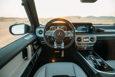 Белый Mercedes G63 AMG в аренду в Abu-Dhabi 3