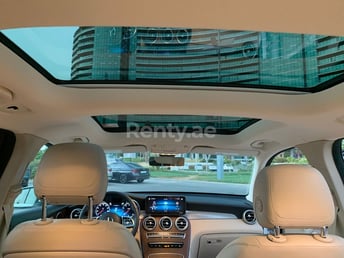 Blanco Mercedes GLC en alquiler en Abu-Dhabi 2