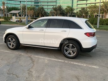 Blanc Mercedes GLC en location à Dubai 3