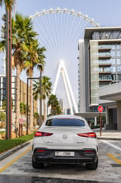 أبيض Mercedes GLE 53 Coupe للإيجار في Abu-Dhabi 3