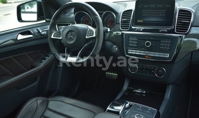 أبيض Mercedes GLE 63 S للإيجار في Abu-Dhabi 1