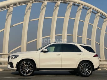 Blanco Mercedes GLE en alquiler en Sharjah 2