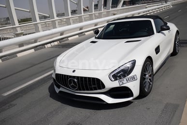 Blanc Mercedes GT CONVERTIBLE en location à Dubai 0