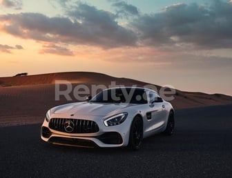 Blanc Mercedes GTS en location à Sharjah 0