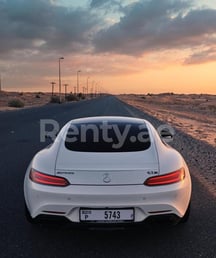 أبيض Mercedes GTS للإيجار في Dubai 4