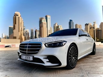 أبيض Mercedes S500 New Shape للإيجار في Abu-Dhabi 3