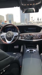 在Sharjah租赁白色 Mercedes S560 0