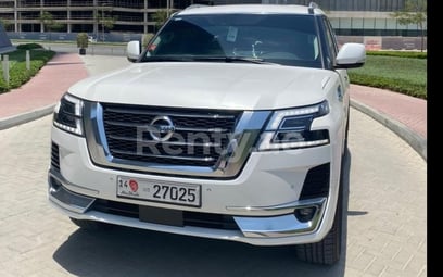 Weiß Nissan Patrol zur Miete in Dubai