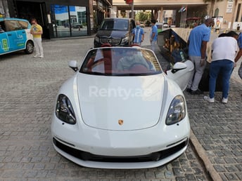 Blanc Porsche Boxster en location à Abu-Dhabi 2