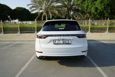 Blanc Porsche Cayenne S en location à Dubai 2