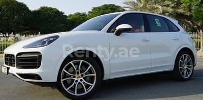 Blanco Porsche Cayenne S en alquiler en Abu-Dhabi