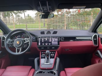 أبيض Porsche Cayenne للإيجار في Dubai 1