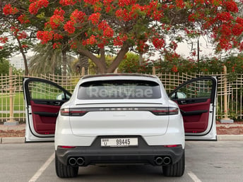 Bianca Porsche Cayenne in affitto a Abu-Dhabi 2