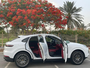 Blanc Porsche Cayenne en location à Abu-Dhabi 3