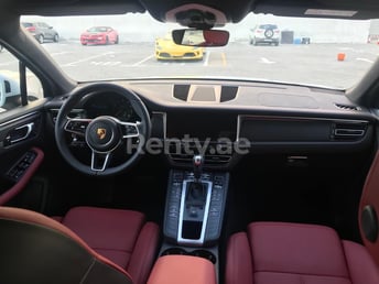 Blanco Porsche Macan en alquiler en Dubai 3