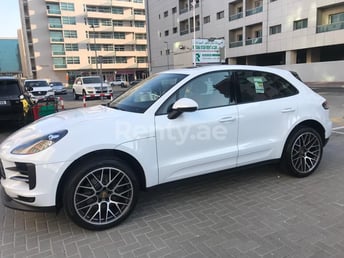 Blanc Porsche Macan en location à Sharjah 5