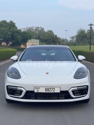 在Sharjah租赁白色 Porsche Panamera GTS 0