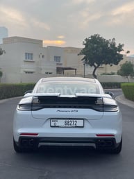 Blanco Porsche Panamera GTS en alquiler en Abu-Dhabi 1