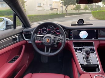 Weiß Porsche Panamera GTS zur Miete in Abu-Dhabi 3