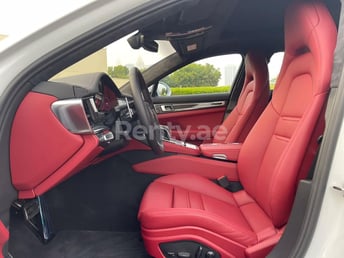 Weiß Porsche Panamera GTS zur Miete in Dubai 4