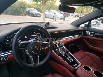 Bianca Porsche Panamera in affitto a Abu-Dhabi 2