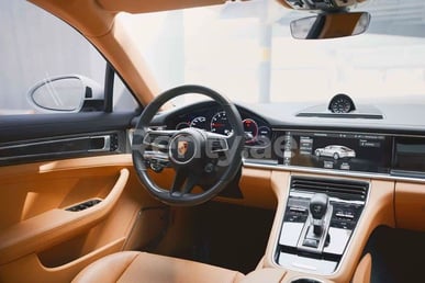 Белый Porsche Panamera в аренду в Sharjah 2