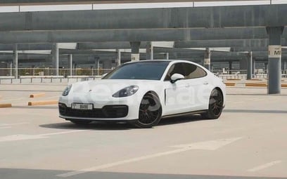 Bianca Porsche Panamera in affitto a Abu-Dhabi