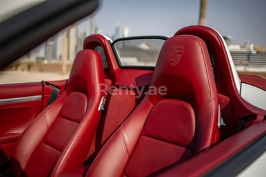 Белый Porsche Boxster 718S в аренду в Dubai 2