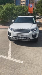 Bianca Range Rover Evoque in affitto a Abu-Dhabi 0